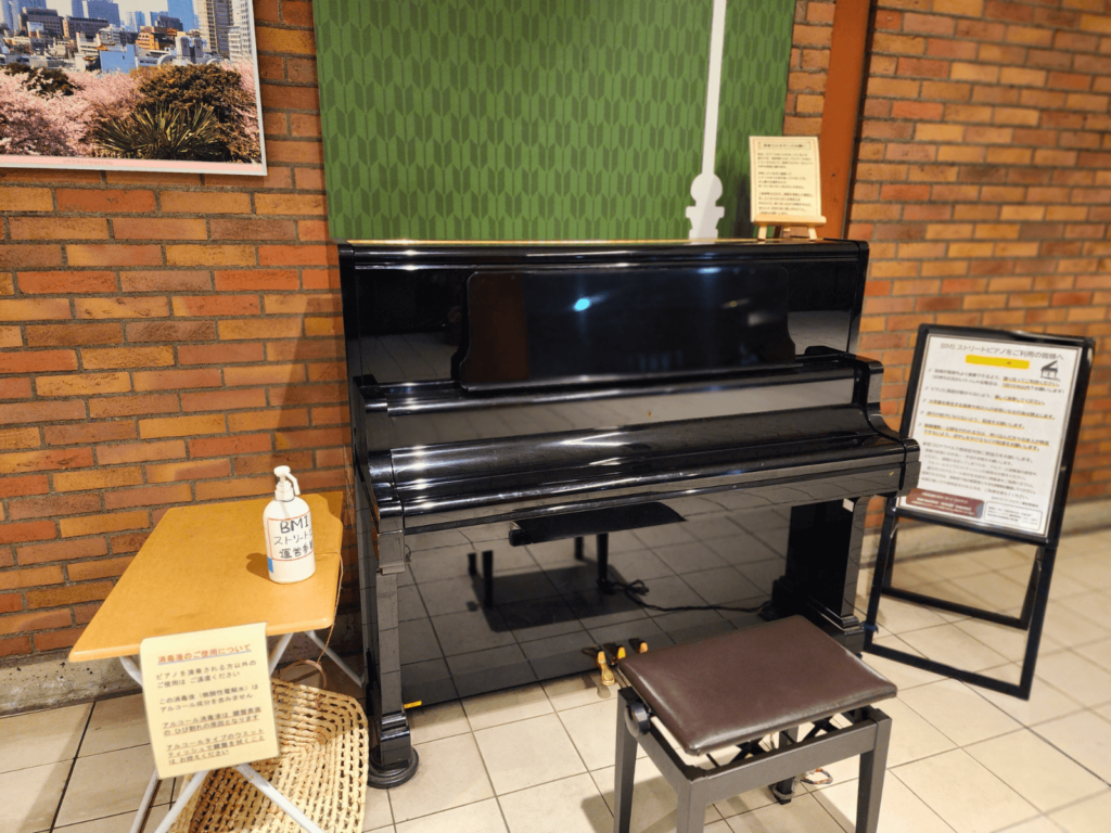 馬車道駅のストリートピアノ