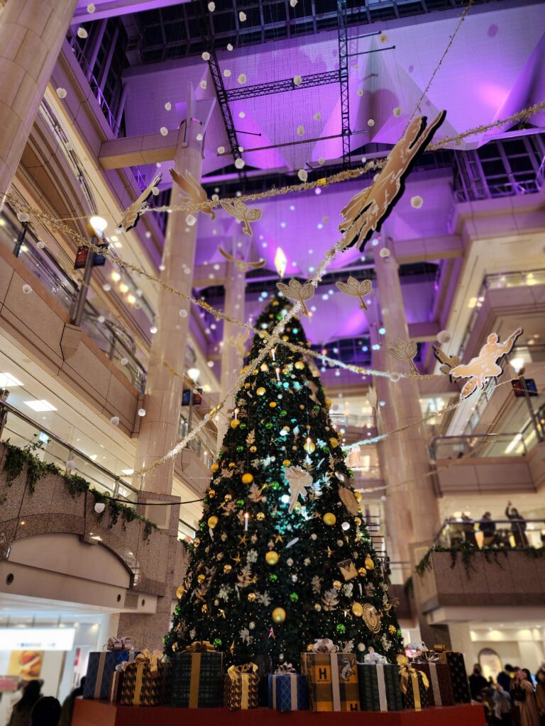 クィーンズスクエアのクリスマスツリー画像