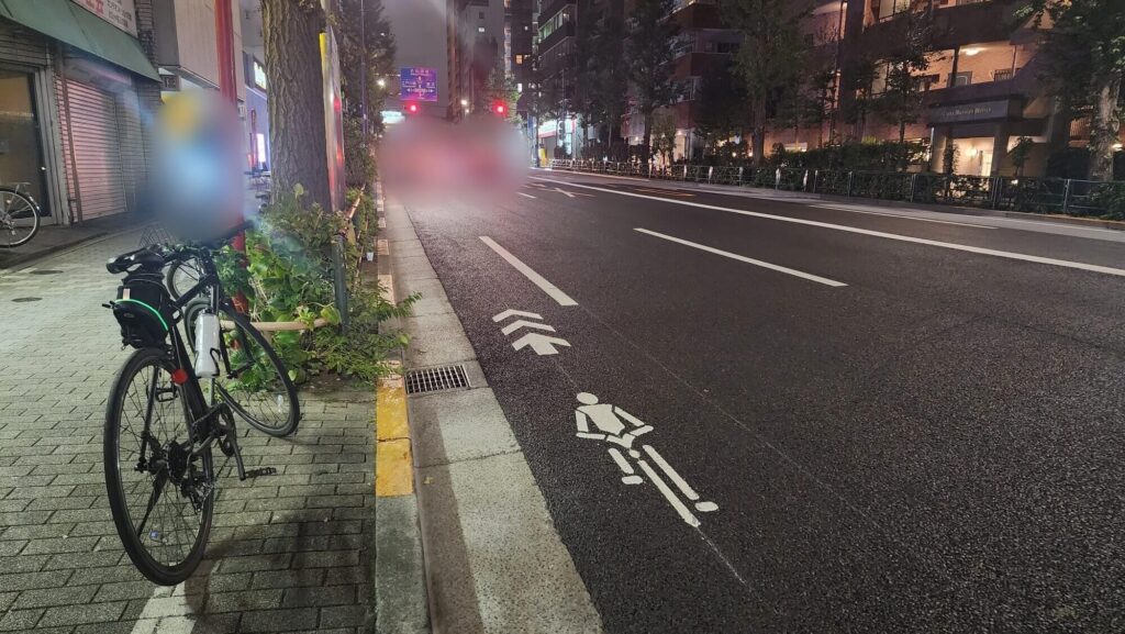 自転車専用レーンがある道路の画像
