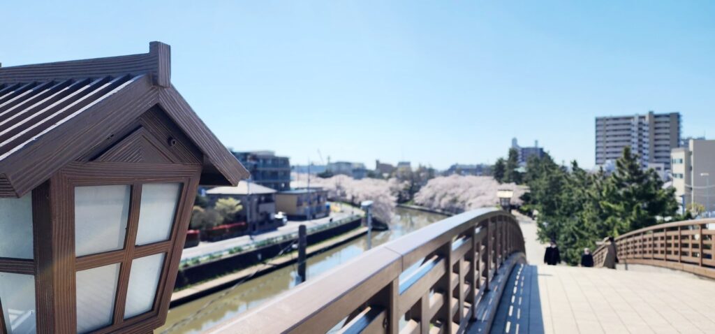 矢立橋から札場河岸公園の方を撮影した写真
